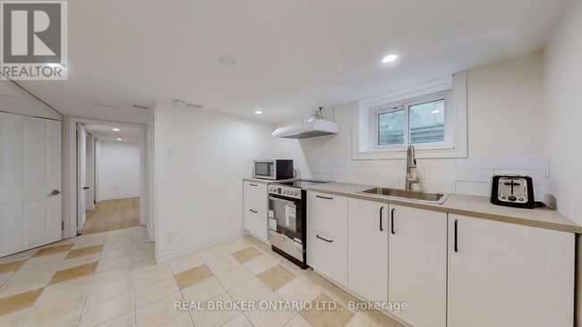 Building Photo - 164 William St