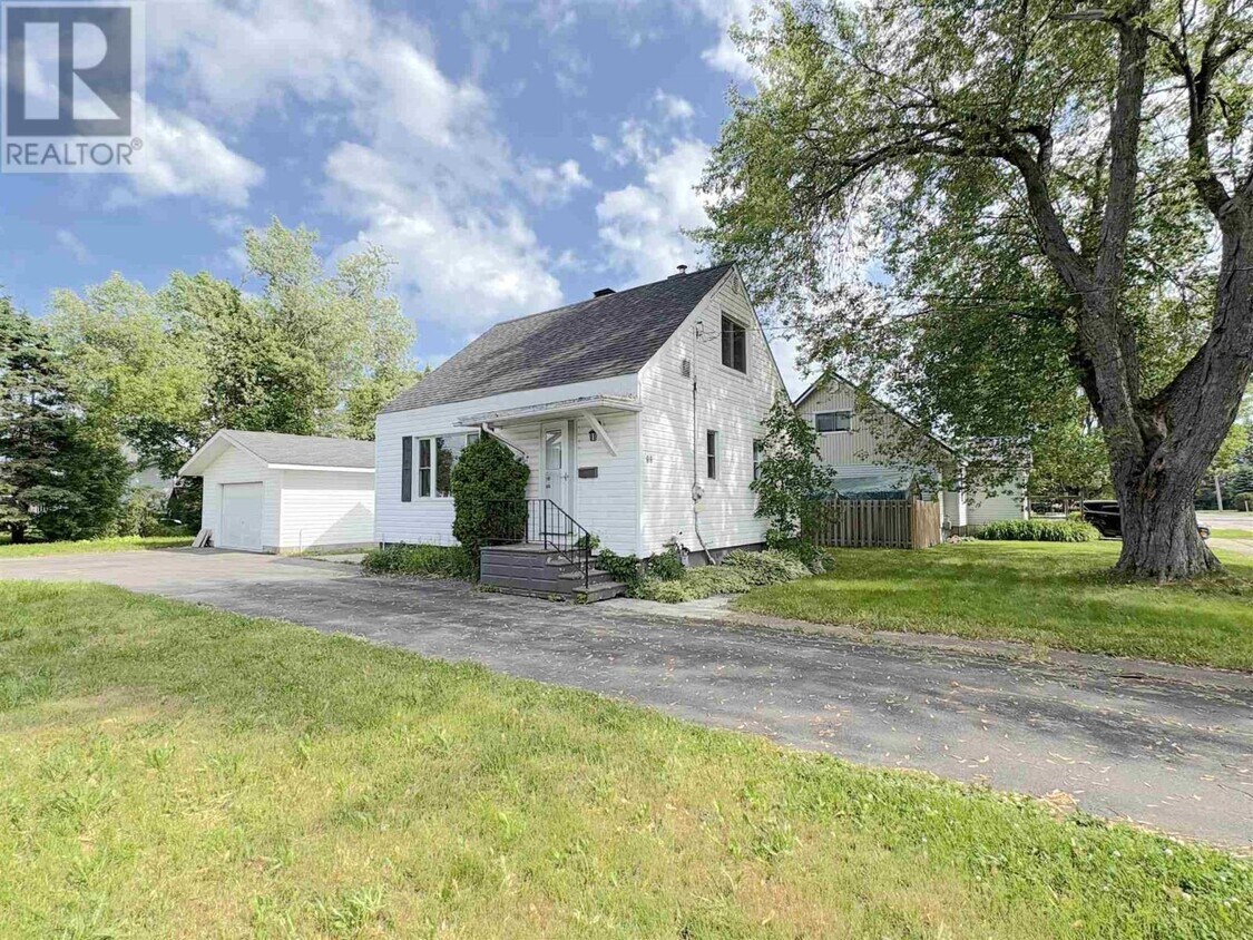 Photo principale - Charming 3 Bedroom Home with Parking & In-...