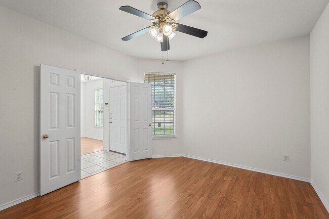 Building Photo - Charming 4 bedroom, 2 bathroom in Little Elm!