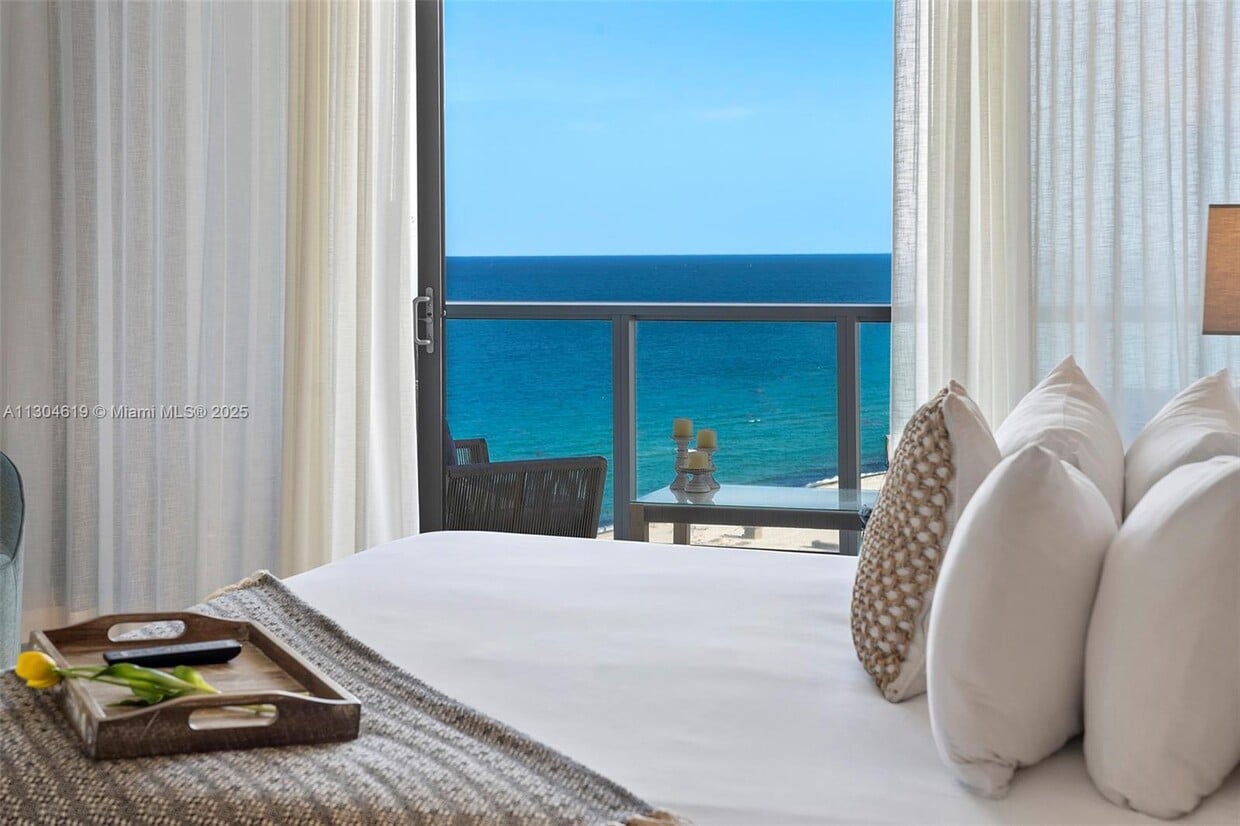 Primary Photo - 2201 Collins Ave