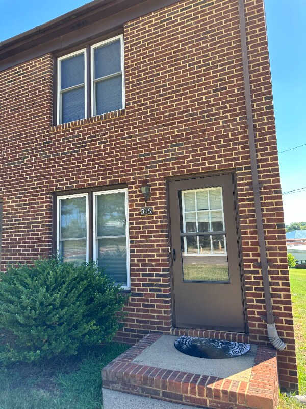 Primary Photo - 516 Sunset Ln