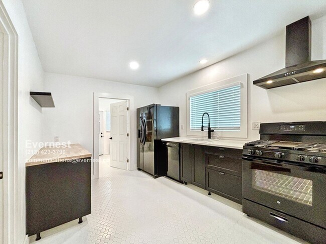 Building Photo - 3046 Guirado St