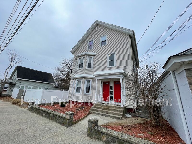 Primary Photo - 315 Bullocks Point Ave