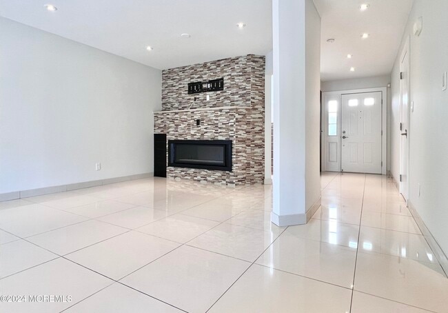 Building Photo - 35 Woodpecker Way