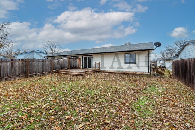 Foto del edificio - 8710 Lakeland Cir
