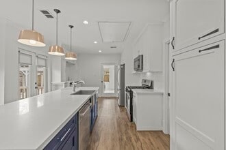 Building Photo - 724 E 21st St