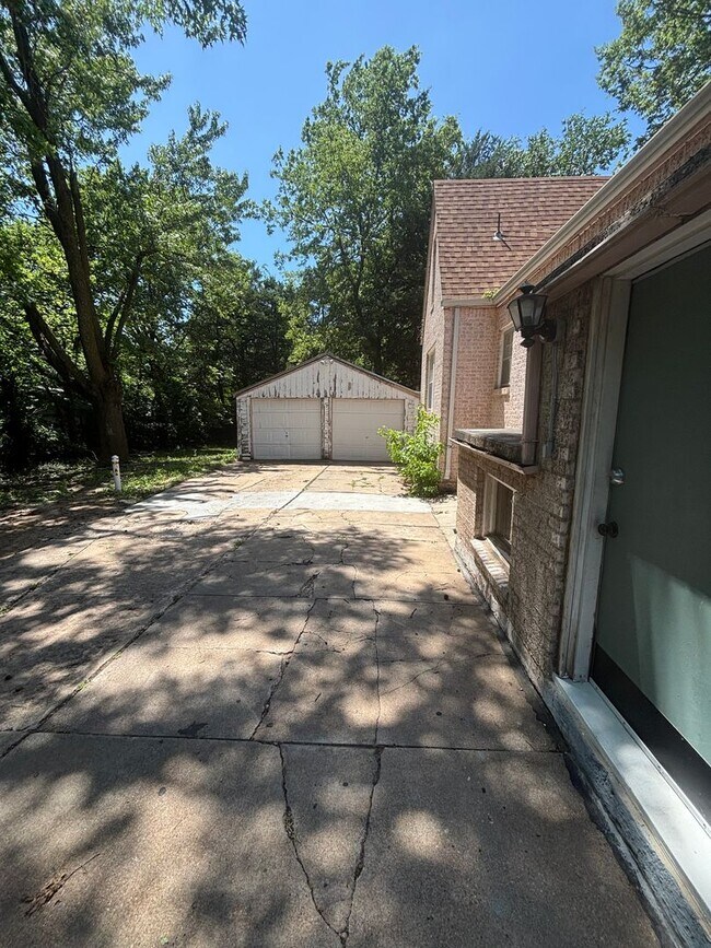 Building Photo - 3 Bedroom, 3 Bathroom Home Available  2-Car Garage & Spacious Living Near WSU.