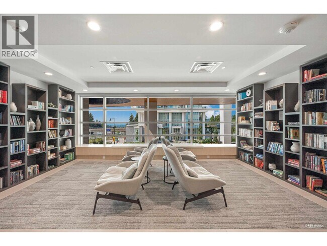 Photo du bâtiment - 657 Whiting Way