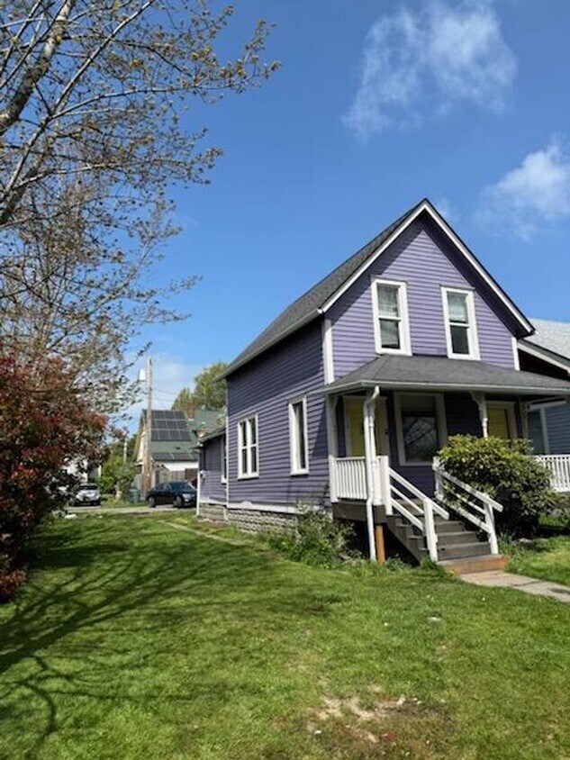 Foto del edificio - 4-Bedroom House in Lettered Streets Neighborhood Available in May!