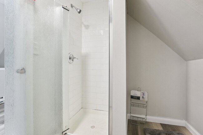 Compartir el baño con otra habitación. - 136 Shelton Ave