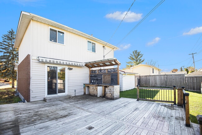 Building Photo - 375 Hatfield Crescent