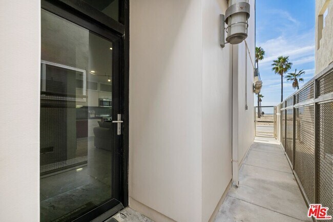 Foto del edificio - 3007 Ocean Front Walk