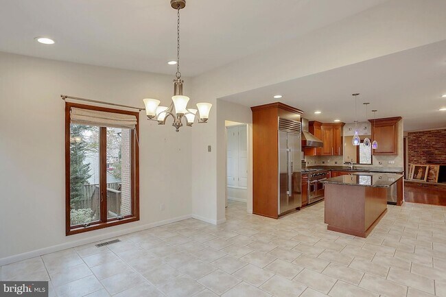 Building Photo - 9801 Clydesdale St