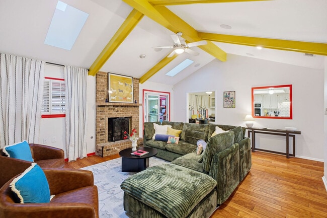 Building Photo - 310 Twisted Wood Dr