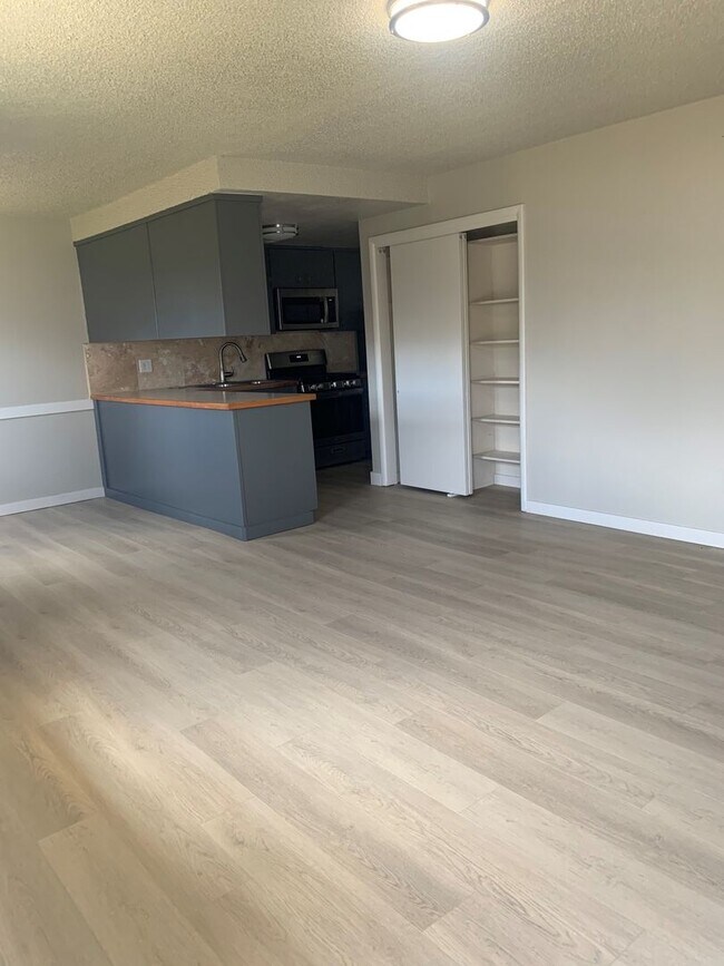 Foto del edificio - 3 bedroom, 1 bath- Duplex
