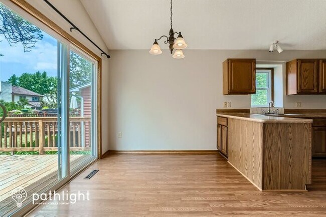 Foto del edificio - 4247 Trenton Road, Eagan, MN, 55123