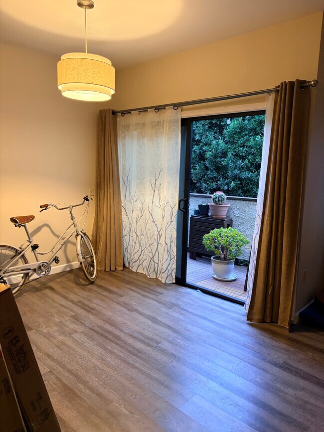 Foto del edificio - 17914 Magnolia Blvd