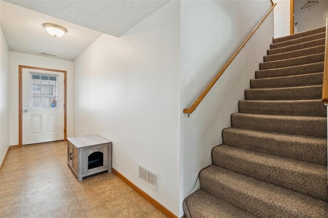 Building Photo - 533 E Goldfinch Dr