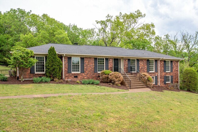 Foto del edificio - Hilltop Luxury Near Radnor Lake – Spacious...