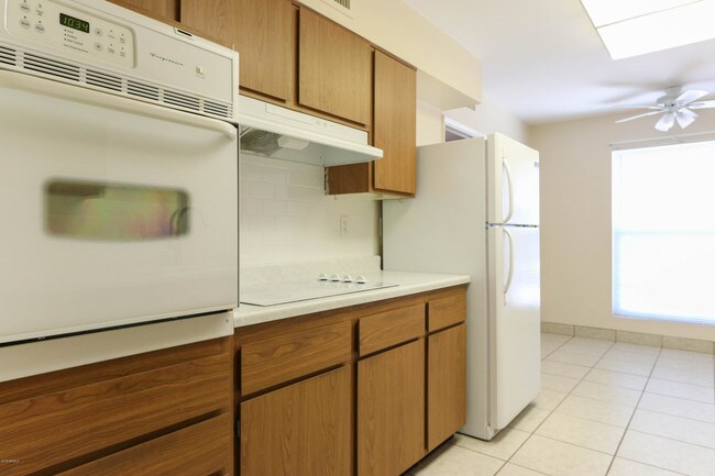 Building Photo - 10943 W Tropicana Cir