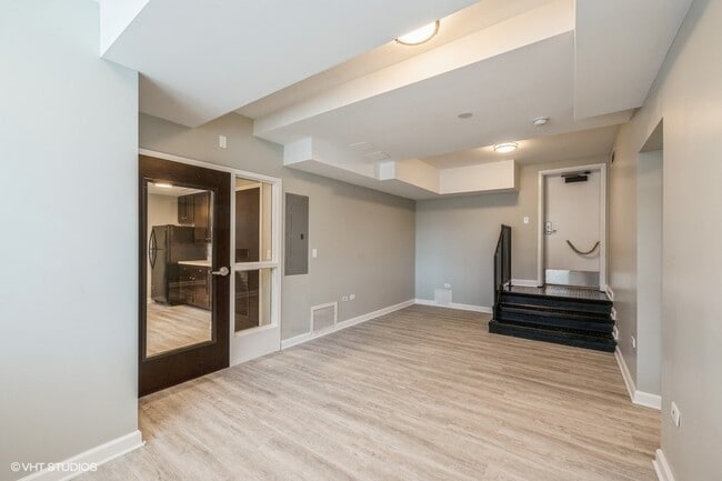 Building Photo - 6857 S Ridgeland Ave