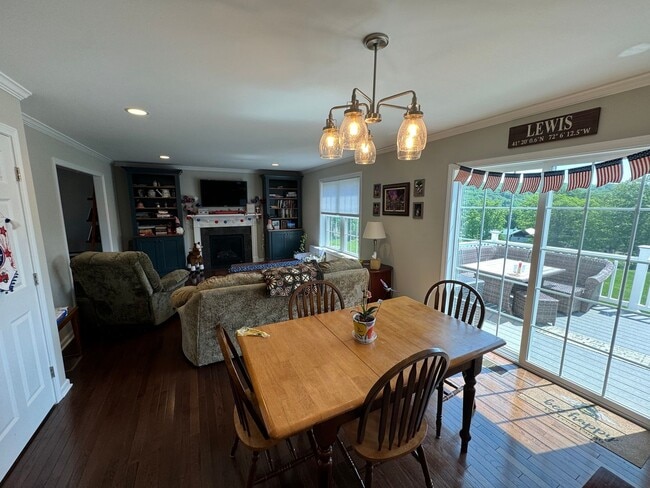 Building Photo - Beautiful 4 Bedroom Colonial