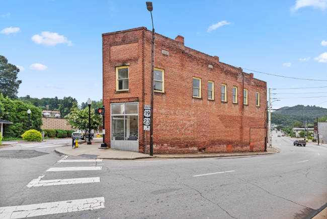 Building Photo - 487 Main St