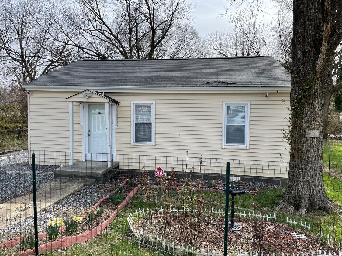 Primary Photo - 2 BED 1 BATH HOME