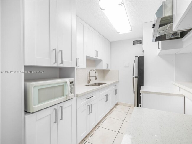 Building Photo - 7100 Fairway Dr