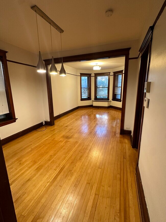 Building Photo - 3329 N Kenmore Ave