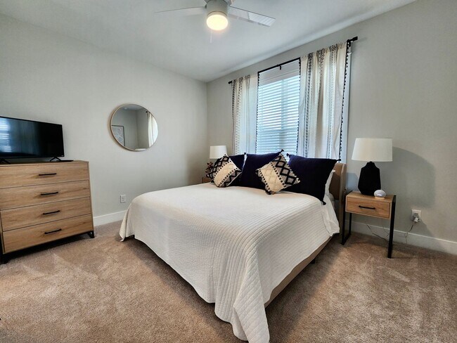Building Photo - Beautiful Furnished 5 Bedroom Home - Liber...