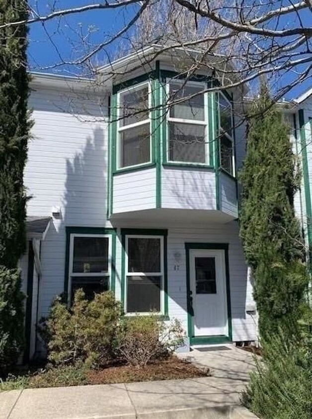 Foto principal - Bright and charming two bedroom townhome i...