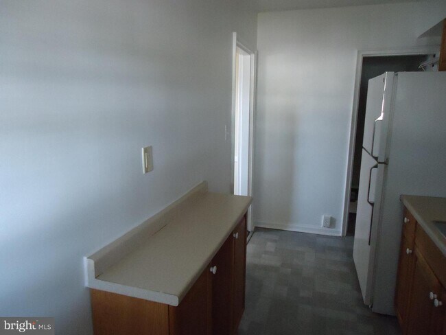 Building Photo - 919 Coleridge Rd