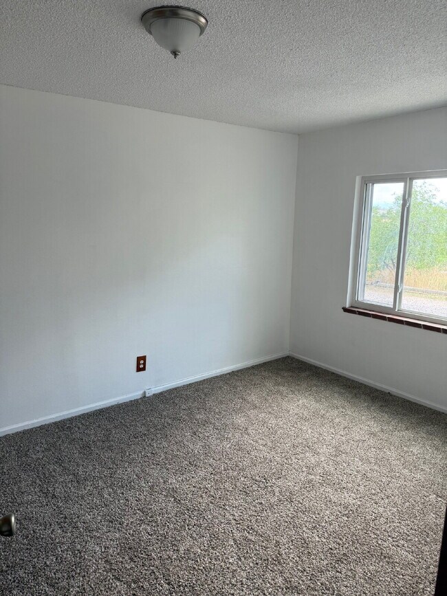 Foto del edificio - "Charming 2-Bedroom Upstairs of Duplex Ret...