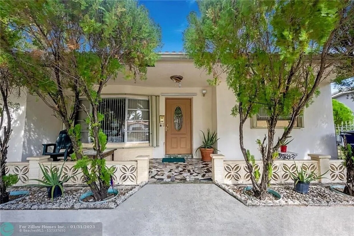 Primary Photo - beautiful house in a quiet neighborhood