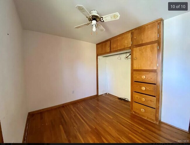 Upstairs bedroom - 552 Persons St