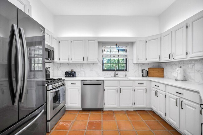 Foto del edificio - 1324 N Lakeside Dr