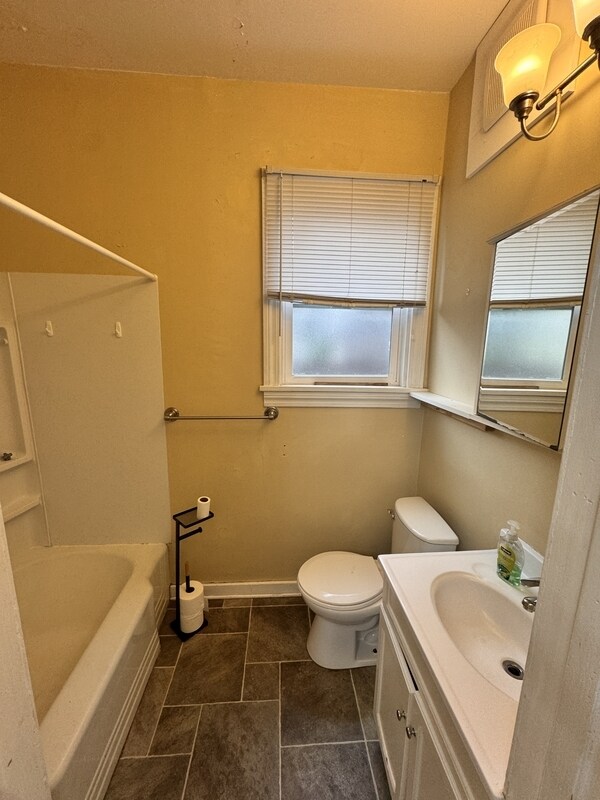 Building Photo - 142 Baker St W