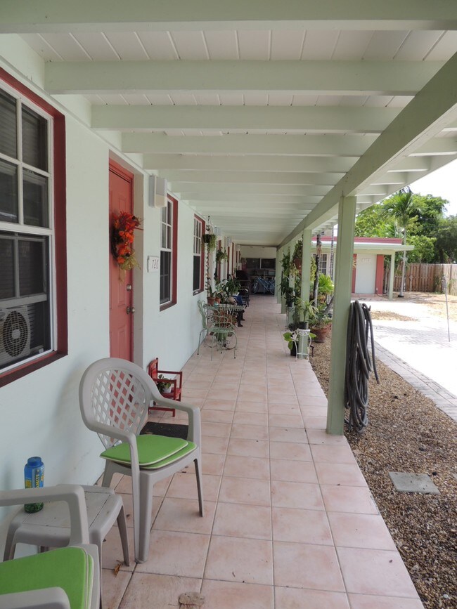 Lanai area - 716-726 NE 7th St