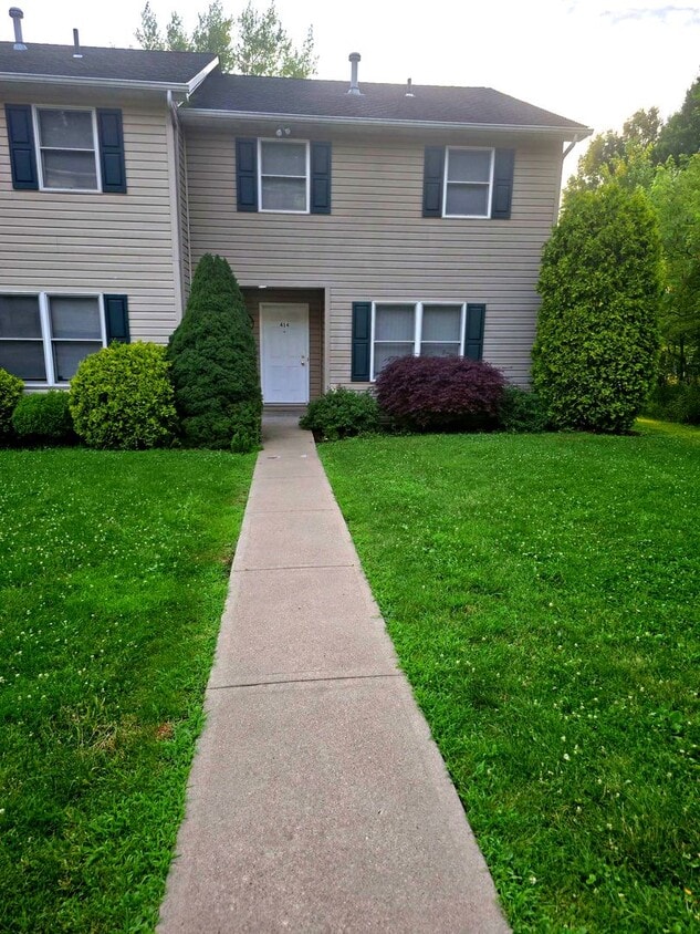 Primary Photo - Large 3 Bedroom Townhouse in Burrell Schoo...