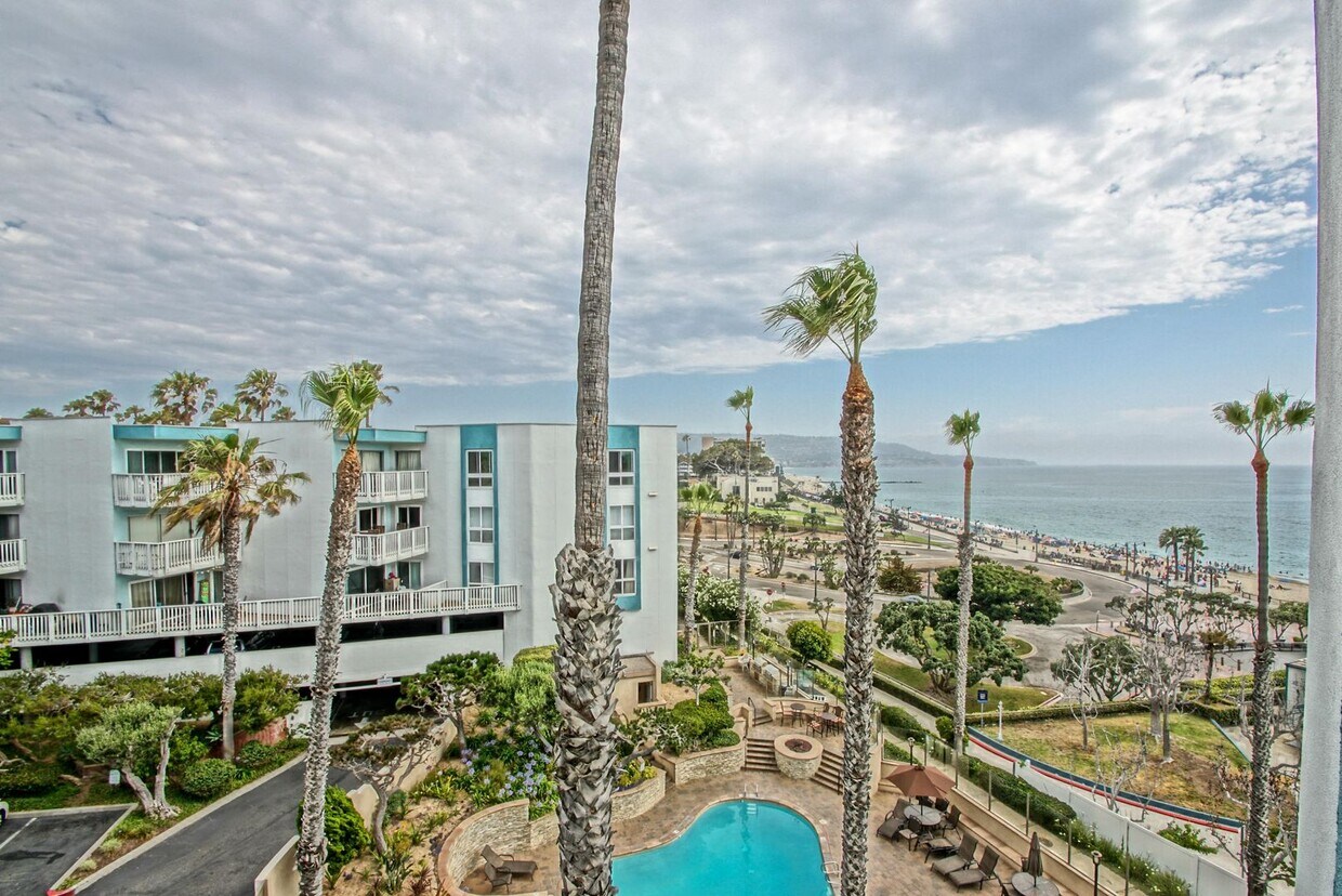 Foto principal - 2BR/2BA Condo with Stunning Ocean Views & ...