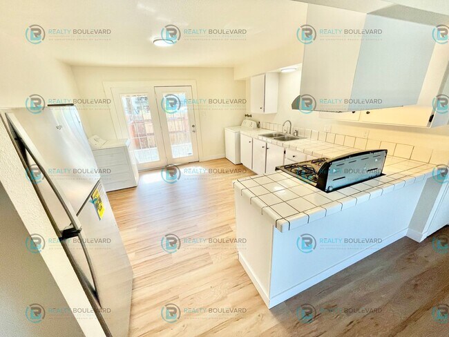 Foto del edificio - 3570-3572 Neil Rd