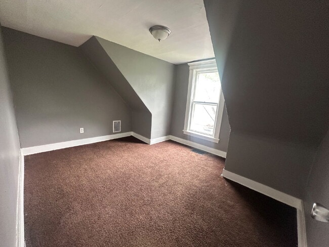 Building Photo - Stylish 3-Bedroom Unit with Private Entran...