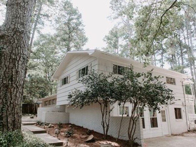 Building Photo - Large 4 bedroom in Brookwood with a pool!