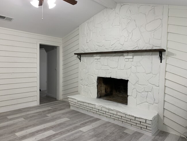 Entry room - 412 Niceville Ave