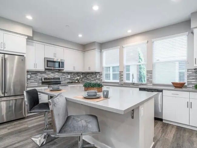 Building Photo - 4 Bedroom  3.5 bathroom Townhome in Chula ...