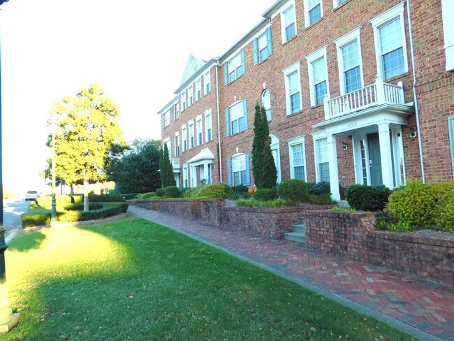 Building Photo - Ballantyne Village Townhome for Immediate ...
