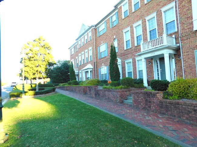 Foto del edificio - Ballantyne Village Townhome for Immediate ...