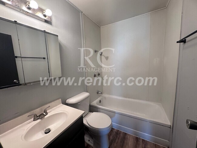 Foto del edificio - 1204 Giddings-