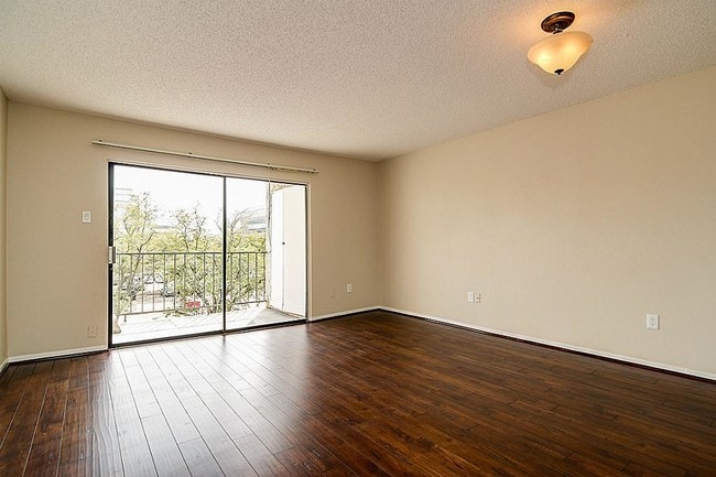 Building Photo - 2818 S Bartell Dr